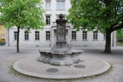 152